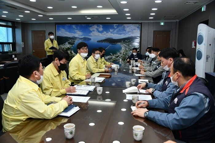 본문 이미지 - 24일 거제시에서 열린 코로나19관련 간담회.(거제시 제공)ⓒ 뉴스1