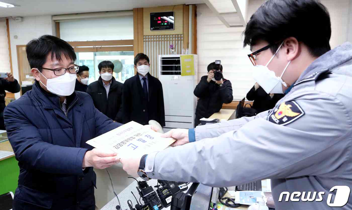 백운석 서울시 재생정책과장이 24일 오후 서울 종로경찰서 민원실에 '문재인하야 범국민투쟁본부 도심 집회 금지 위반 관련 전광훈 목사 등에 대한 감염병예방법 위반 등 혐의 수사 고발장'을 제출하고 있다. 2020.2.24/뉴스1 © News1 박정호 기자