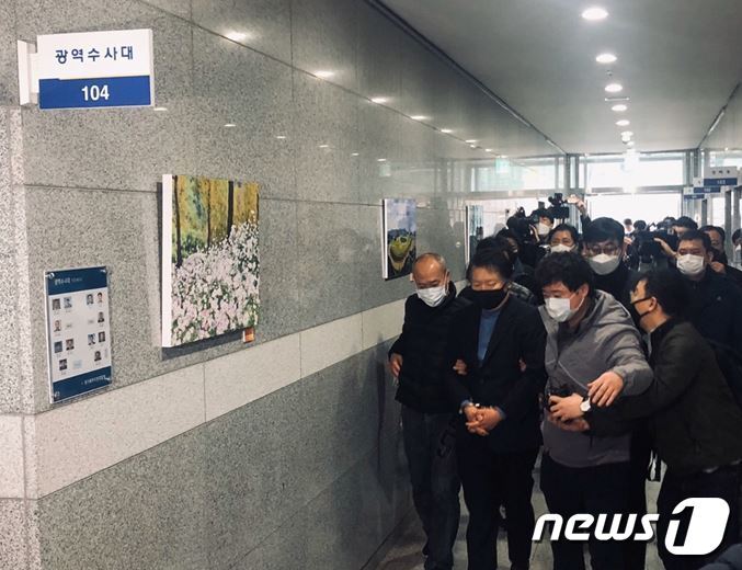 본문 이미지 - 국제PJ파의 부두목 조규석(61)이 검거된 이후 경기북부지방경찰청 광역수사대 사무실로 조사받으러 들어가는 모습 ⓒ 뉴스1