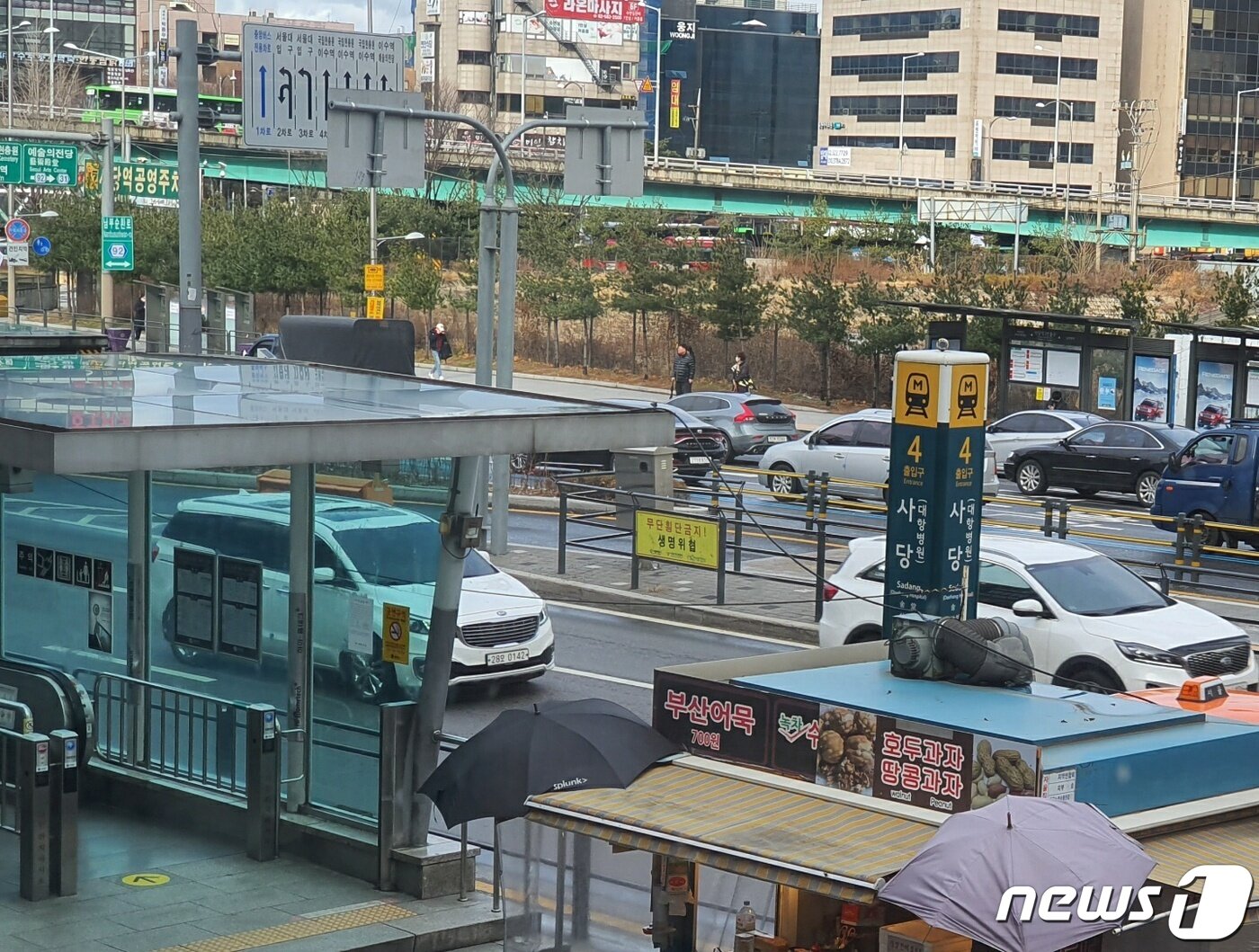 본문 이미지 - 서울 동작구는 사당동에서 첫번째 확진자가 발생했다고 밝혔다. 사당역 4번 출구 2020.02.25. ⓒ 뉴스1