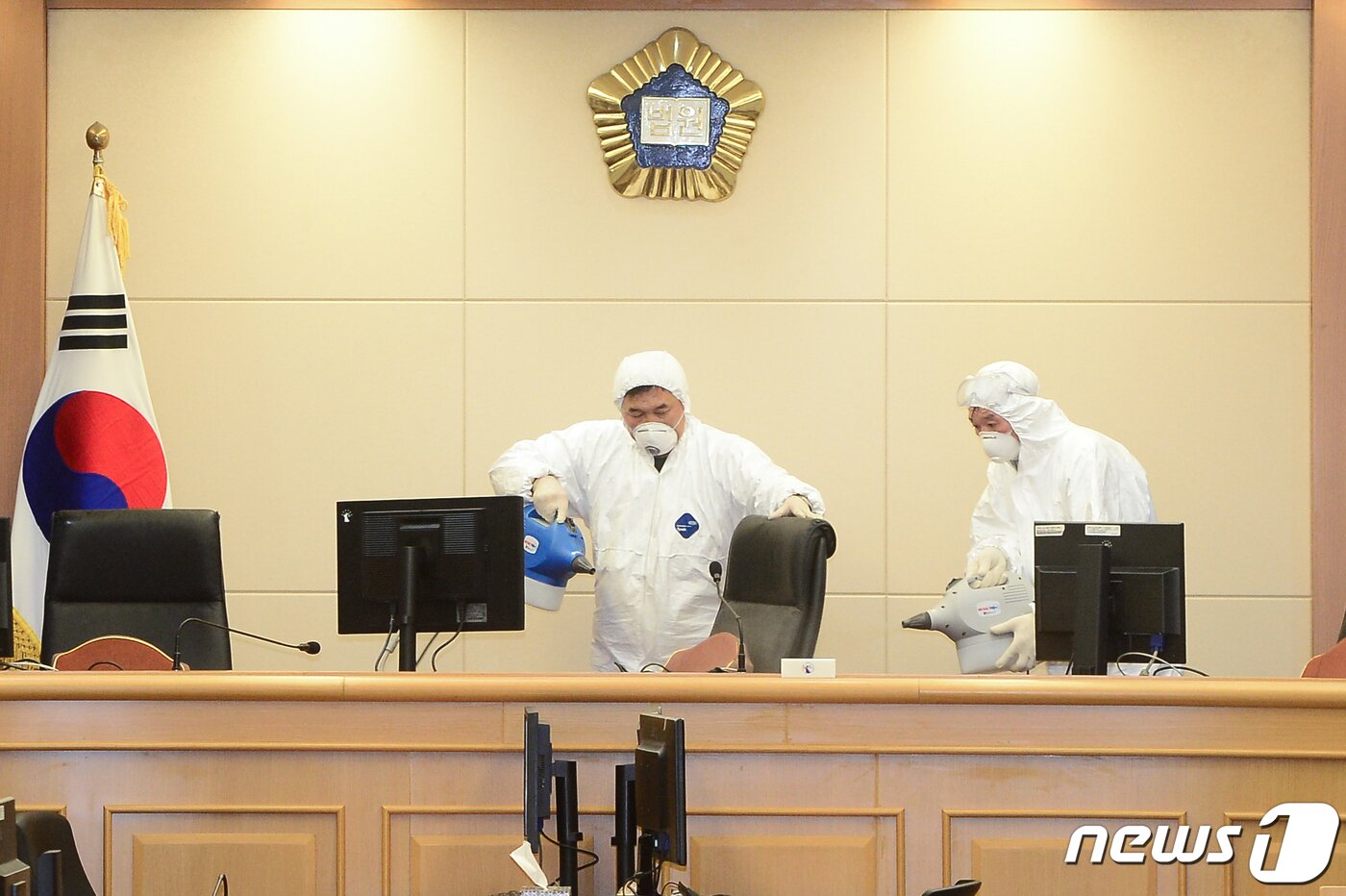 본문 이미지 - 25일 오후 광주시 동구 지산동 광주고등법원 법정동에서 방역업체 직원들이 법정을 방역하고 있다. 2020.2.25/뉴스1 ⓒ News1 한산 기자