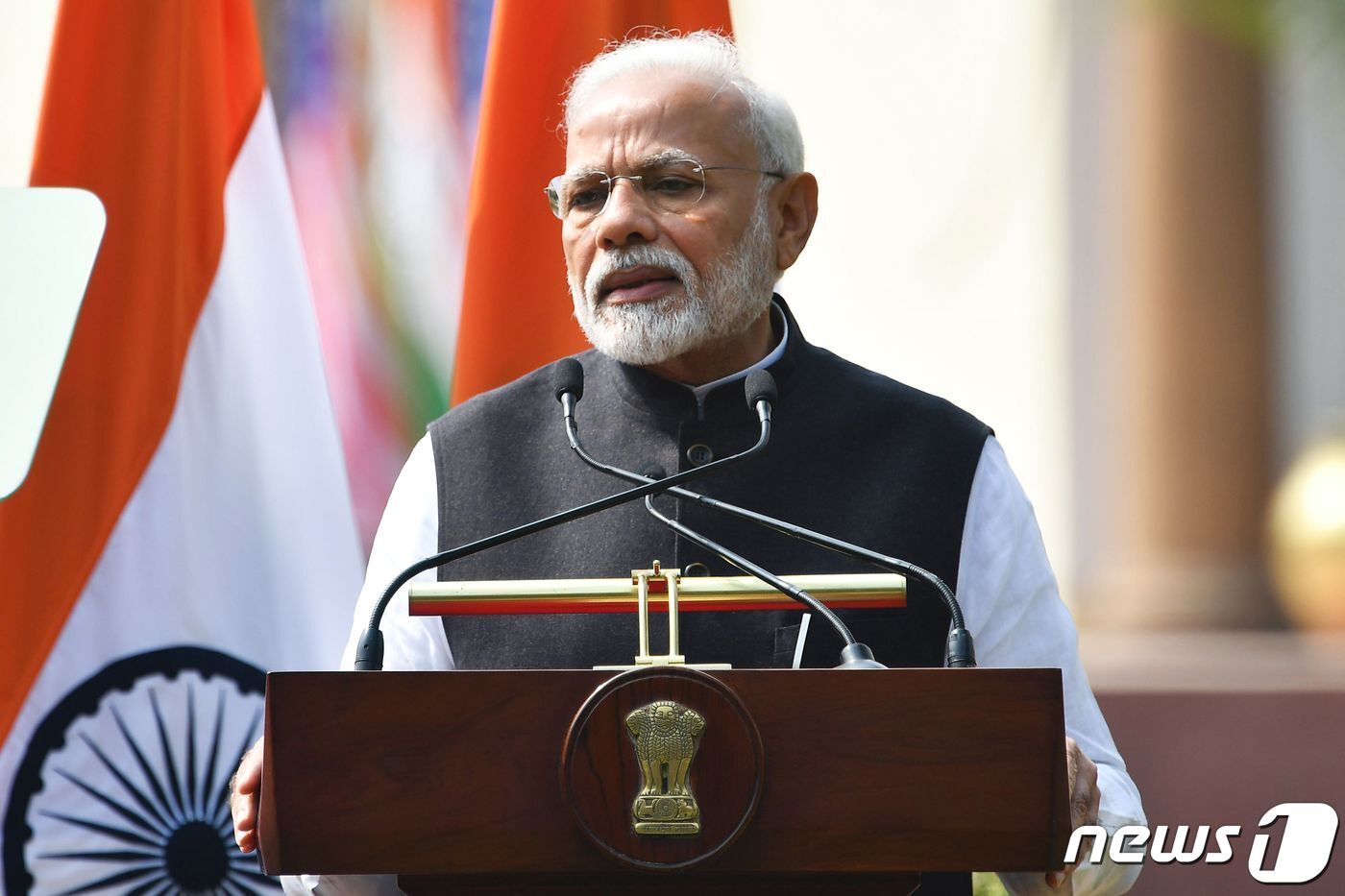 본문 이미지 - 나렌드라 모디 인도 총리가 25일 (현지시간) 뉴델리에 있는 하이데라바드 하우스에서 도널드 트럼프 미국 대통령과 공동 기자회견을 하고 있다. ⓒ AFP=뉴스1 ⓒ News1 우동명 기자