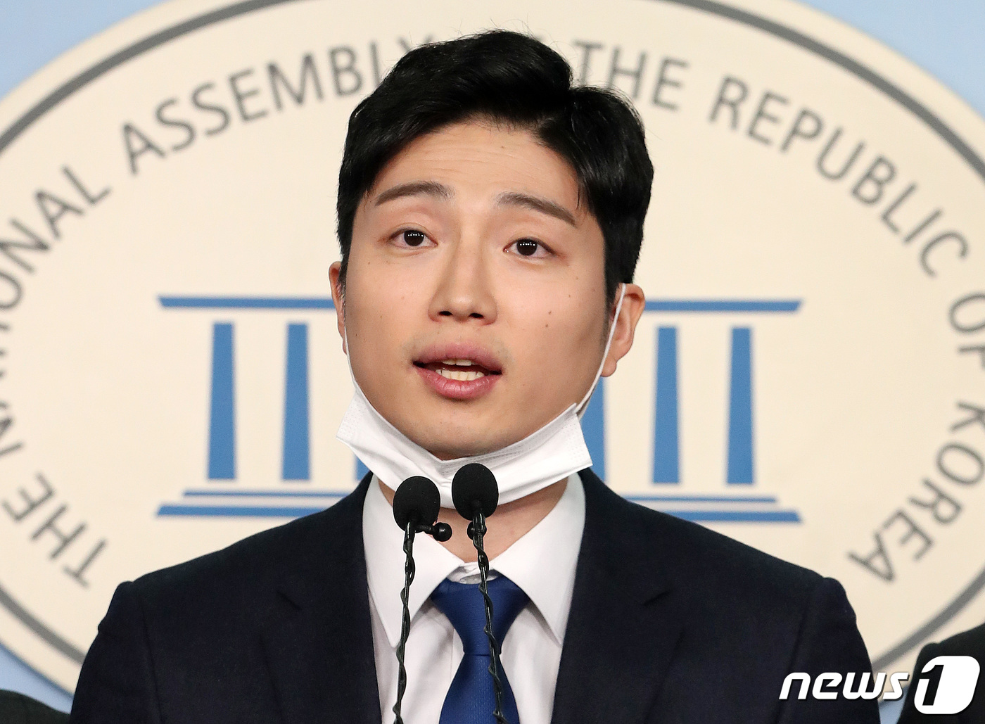 (서울=뉴스1) 박세연 기자 = 권지웅 민달팽이주택협동조합 이사가 26일 오전 서울 여의도 국회 정론관에서 더불어민주당 입당 및 비례대표 출마 선언을 하고 있다.권지웅 주거활동가는 …