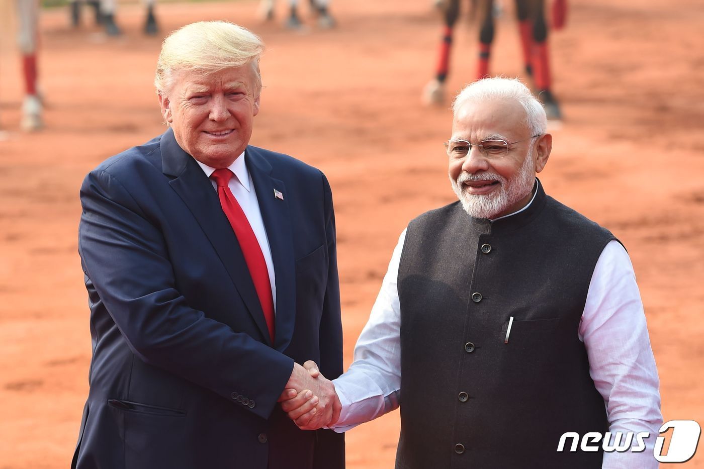 본문 이미지 - 도널드 트럼프 미국 대통령이  뉴델리에 있는 대통령궁 라슈트라파티 바반에서 열린 국빈만찬에 참석해 나렌드라 모디 인도 총리와 악수를 있다. ⓒ AFP=뉴스1 ⓒ News1 우동명 기자