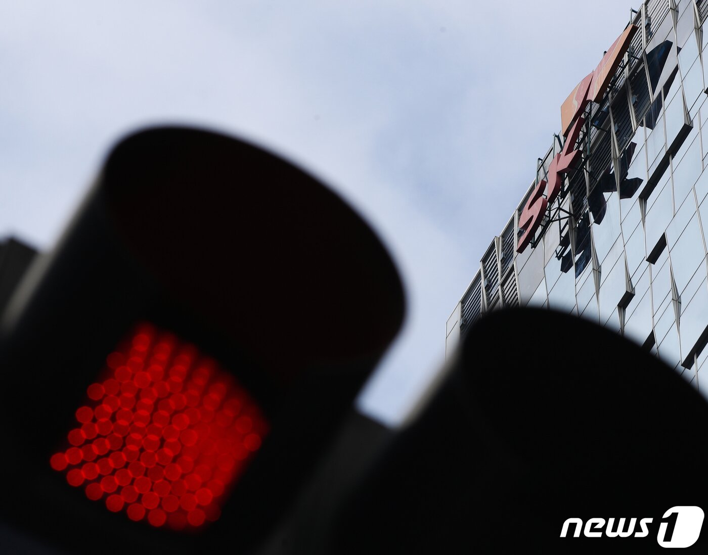 본문 이미지 - K텔레콤에서는 노사 갈등이 합의에 이르지 못하고 심화되는 모양새다. SK텔레콤 본사 T타워의 모습. 2020.2.26/뉴스1 ⓒ News1 신웅수 기자