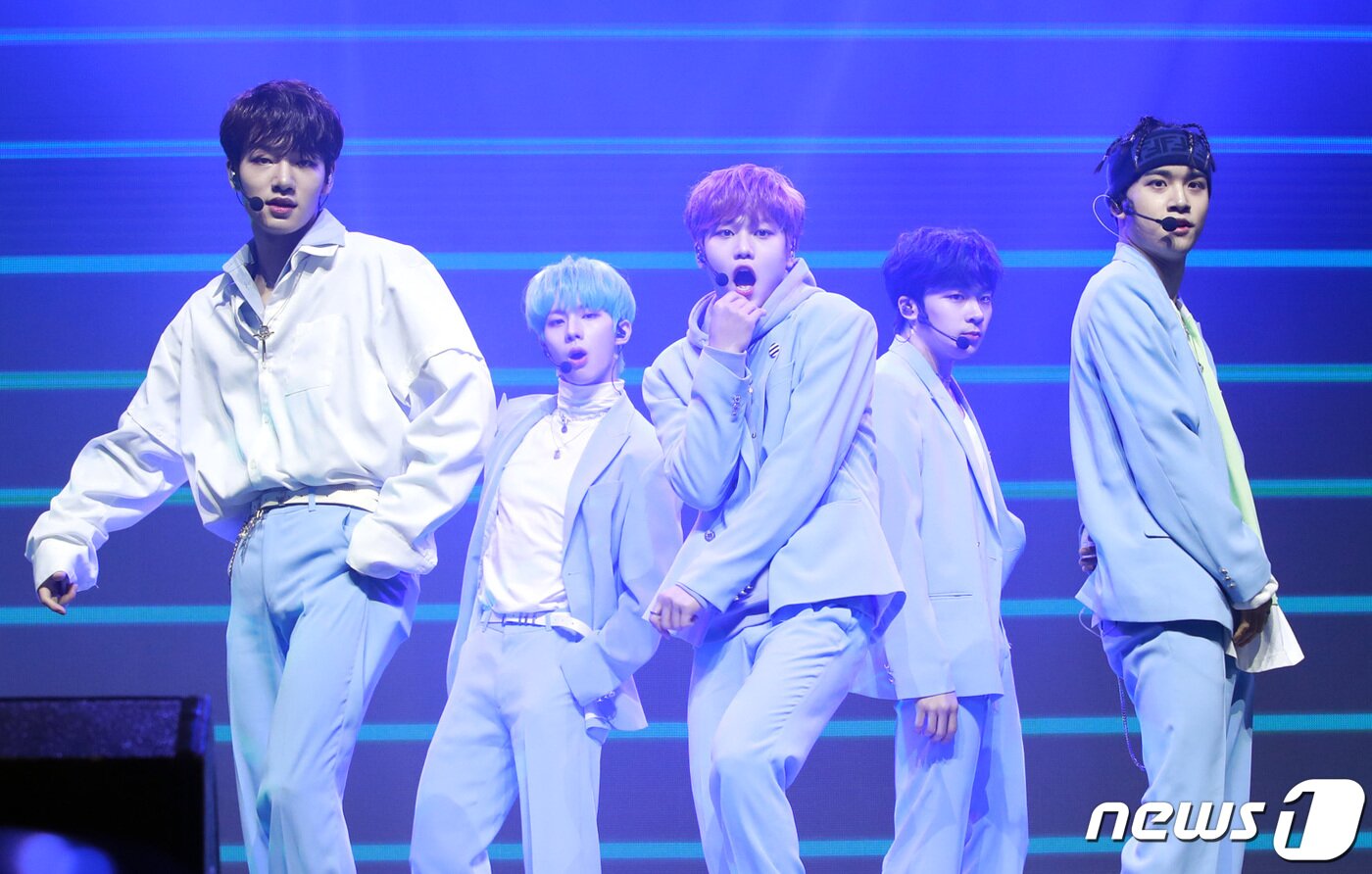 본문 이미지 - 5인조 보이그룹 MCND 휘준(왼쪽부터), 윈, 민재, 캐슬제이, 빅이 26일 오후 서울 광진구 예스24라이브홀에서 열린 데뷔 앨범 'into the ICE AGE' 쇼케이스에 참석해 신곡을 선보이고 있다. 2020.2.26/뉴스1 ⓒ News1 권현진 기자