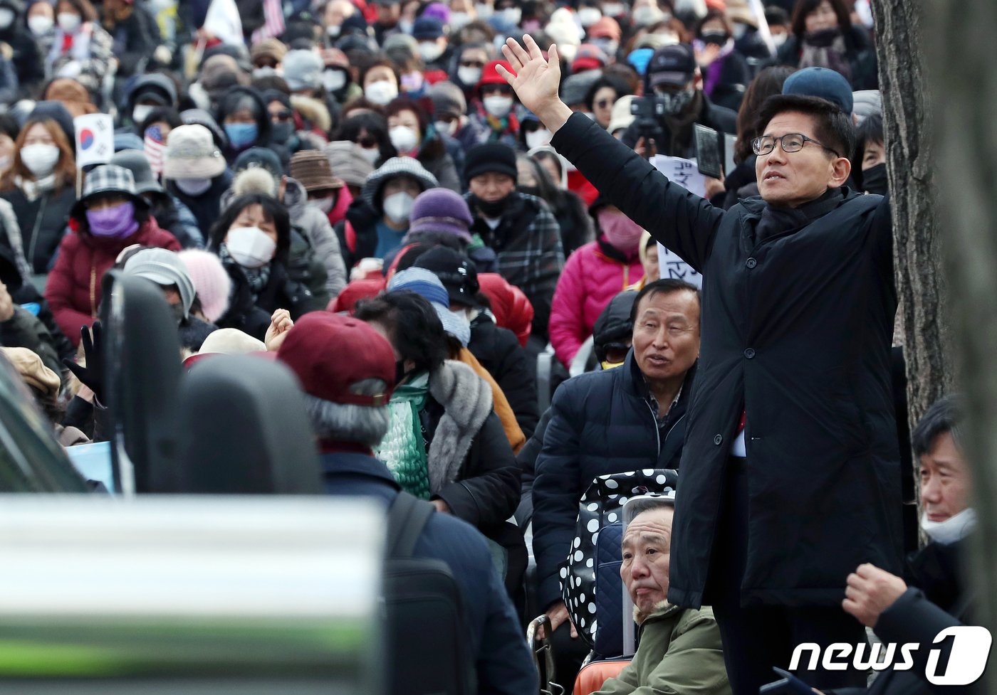 김문수 자유통일당 대표가 26일 오후 청와대 사랑채 인근에서 전광훈 목사 구속에 항의 집회를 열고 찬송가를 부르고 있다. 2020.2.26/뉴스1 ⓒ News1 이동해 기자