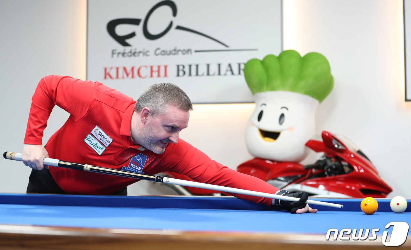 본문 이미지 - 프레드릭 쿠드롱이 26일 오후 서울 서초구 김치빌디어드 본사 스튜디오에서 뉴스1과 인터뷰를 중 포즈를 취하고 있다. 2020.2.26/뉴스1 ⓒ News1 박지혜 기자