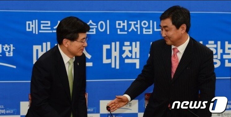 본문 이미지 - 2015년 6월 19일 황교안 신임 국무총리를 이종걸 새정치민주연합 원내대표가 반갑게 맞이하고 있다. ⓒ 뉴스1