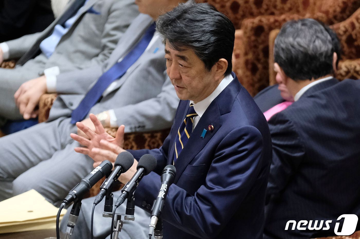 본문 이미지 - 아베 신조 일본 총리가 지난달 26일 도쿄의 중의원 예산위원회에 참석해 의원들의 질문에 답변하고 있다. ⓒ AFP=뉴스1 ⓒ News1 