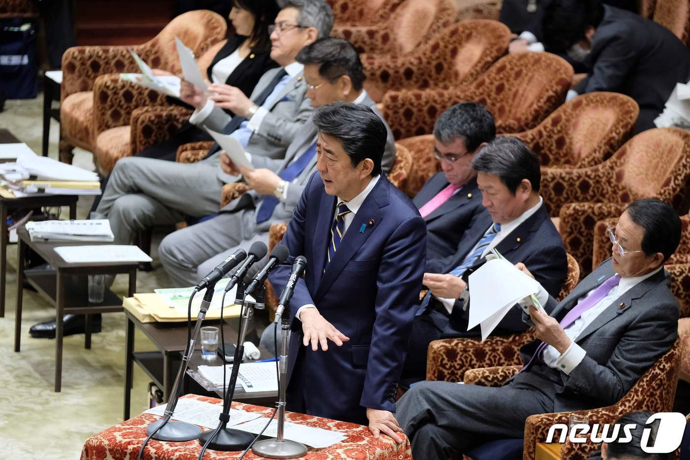 본문 이미지 - 아베 신조 전 총리가 도쿄의 중의원 예산위원회에 참석해 의원들의 질문에 답변을 하고 있다. ⓒ AFP=뉴스1 ⓒ News1 우동명 기자