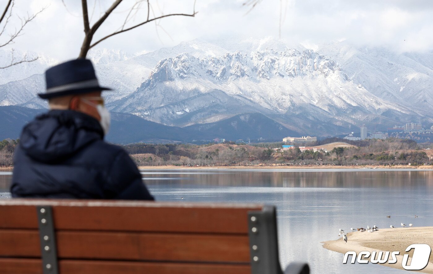 본문 이미지 - 전날 강원 산지를 중심으로 많은 눈이 내린 27일 오전 설악산 고지대에 새하얀 눈이 내려앉아 아름다운 설경을 연출하고 있다. 2020.2.27/뉴스1 ⓒ News1 고재교 기자