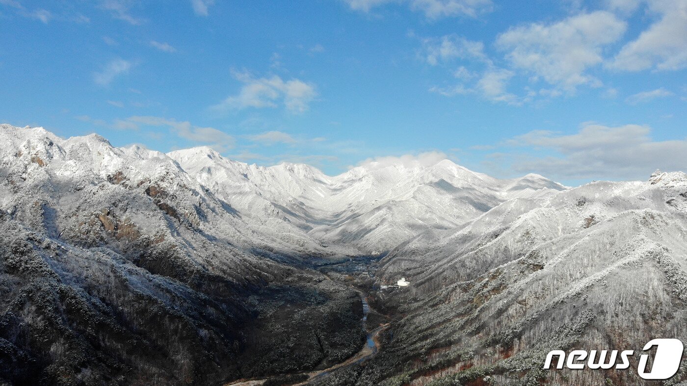 본문 이미지 - 전날 강원 산지를 중심으로 많은 눈이 내린 27일 오전 설악산 고지대에 새하얀 눈이 내려앉아 아름다운 설경을 연출하고 있다.(설악산국립공원사무소 제공) 2020.2.27/뉴스1 ⓒ News1