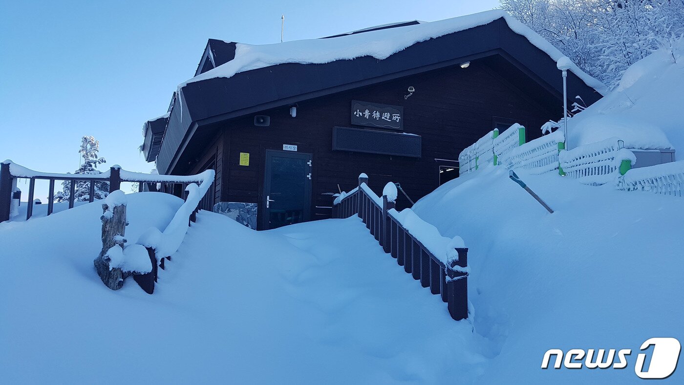 본문 이미지 - 전날 강원 산지를 중심으로 많은 눈이 내린 27일 오전 설악산 소청대피소 일대가 하얀 눈으로 뒤덮여 있다. (설악산국립공원사무소 제공) 2020.2.27/뉴스1 ⓒ News1