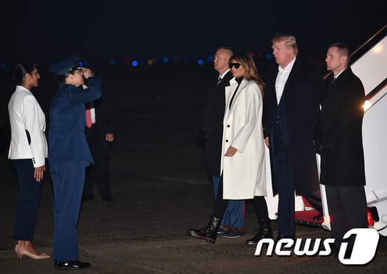 [사진] 印 방문 마치고 앤드루스 공군기지 도착한 트럼프 부부