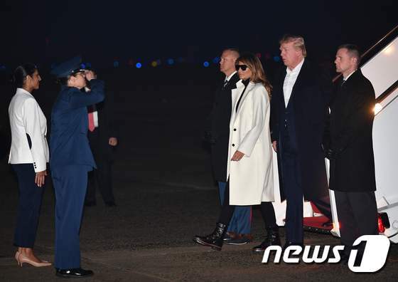 [사진] 印 방문 마치고 앤드루스 공군기지 도착한 트럼프 부부