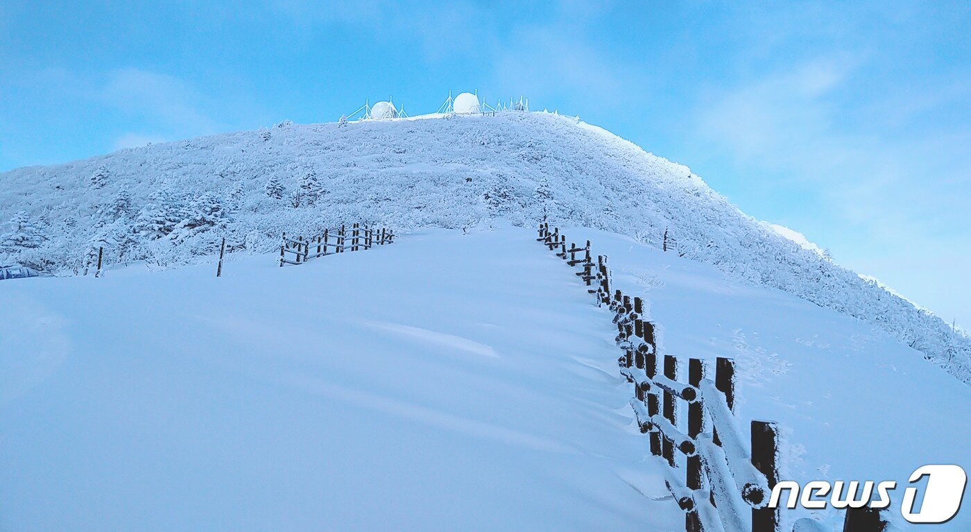 본문 이미지 - 전날 강원 산지를 중심으로 많은 눈이 내린 27일 오전 설악산 중청대피소에서 바라본 일대가 하얀 눈으로 뒤덮여 있다. (설악산국립공원사무소 제공) 2020.2.27/뉴스1 ⓒ News1