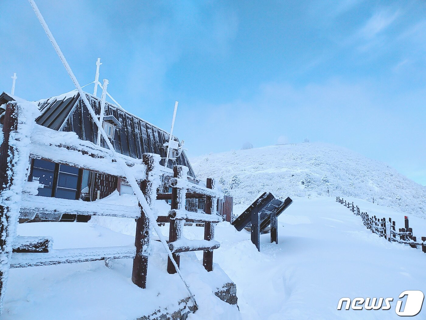 본문 이미지 - 전날 강원 산지를 중심으로 많은 눈이 내린 27일 오전 설악산 중청대피소에서 바라본 일대가 하얀 눈으로 뒤덮여 있다. (설악산국립공원사무소 제공) 2020.2.27/뉴스1 ⓒ News1