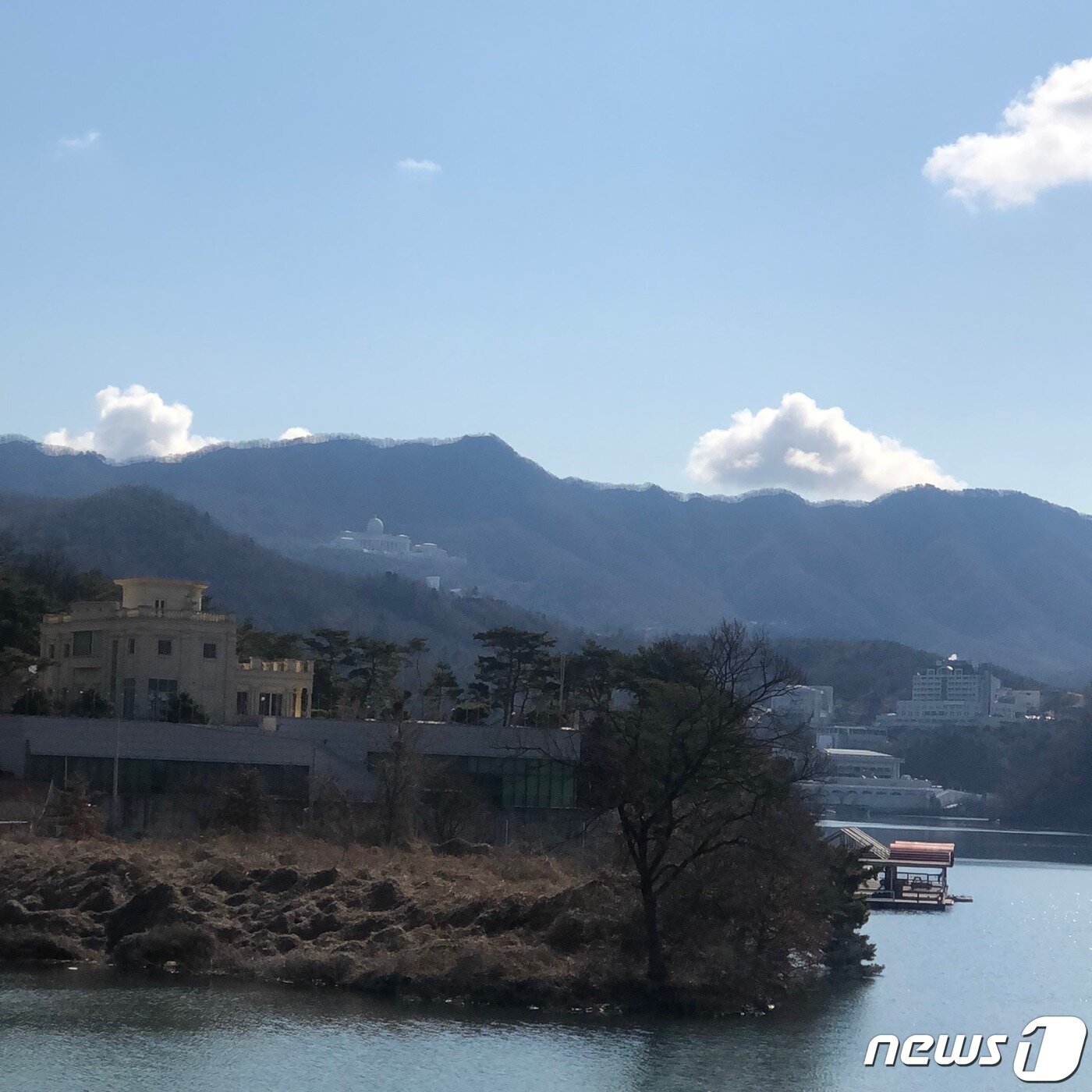 본문 이미지 - 가평 청평호 앞에 위치한 신천지 교주 이만희의 별장. 지난 24일 이만희 교주가 긴 머리 여인의 수발 속에 나무 가지치기 하는 장면이 이웃 주민들 눈에 띄었다.  뉴스1취재 결과 이후 이만희 교주는 보트를 타고 도망치듯 별장을 떠난 것으로 드러났다 . ⓒ 뉴스1