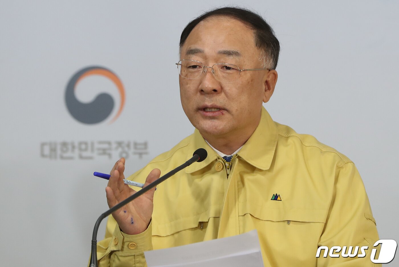 본문 이미지 - 홍남기 경제부총리 겸 기획재정부 장관이 27일 서울 종로구 정부서울청사에서 열린 마스크 수급 안정 관련 긴급 합동브리핑에서 공적 마스크 판매를 위한 후속대책을 발표하고 있다. 앞서 정부는 전날 마스크 수급 대책으로 매일 350만장의 마스크를 이르면 이날 오후부터 전국의 약국, 우체국, 농협 하나로마트 등을 통해 판매한다고 밝혔다. 2020.2.27/뉴스1 ⓒ News1 허경 기자