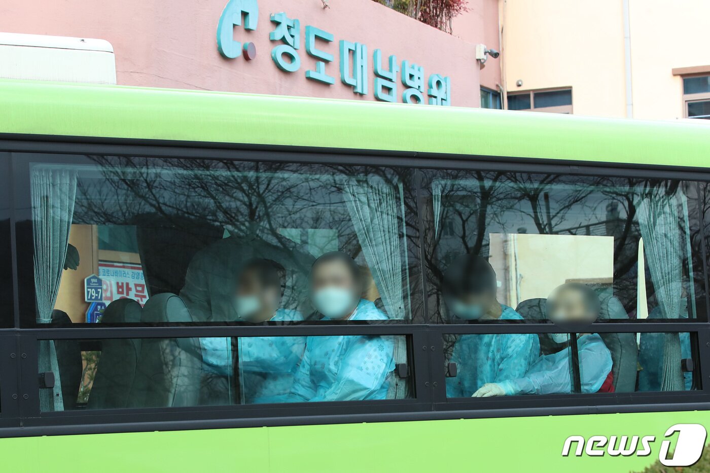 본문 이미지 - 27일 오후 경북 청도대남병원에 입원 중이던 다수의 신종 코로나바이러스 감염증(코로나19) 확진자들이 국립정신건강센터로 옮겨가기 위해 이송 버스에 탑승해 출발하기를 기다리고 있다. 2020.2.27/뉴스1 ⓒ News1 공정식 기자
