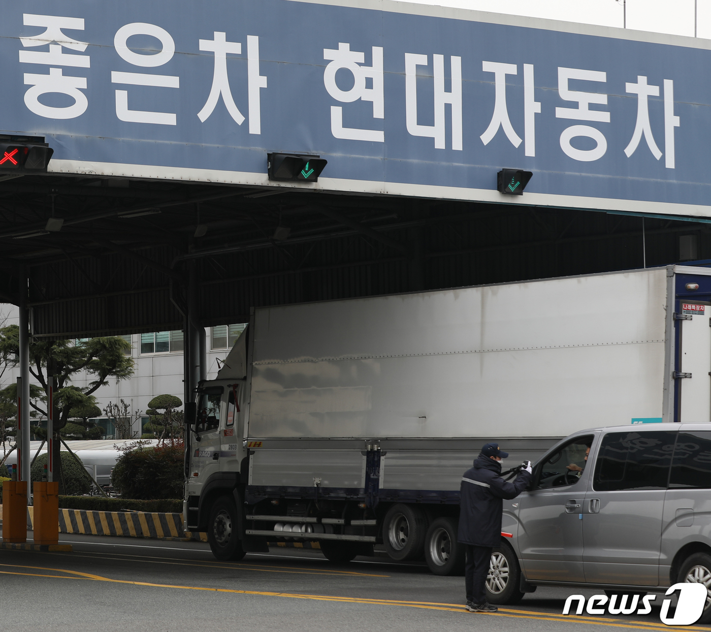 (울산=뉴스1) 윤일지 기자 = 신종 코로나바이러스 감염증(코로나19) 울산 13번째 확진자가 현대자동차 직원으로 확인되면서 현대차 울산 2공장의 가동이 중단된 28일 명촌정문에서 …