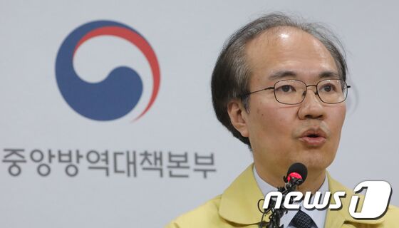 권준욱 중앙방역대책본부 부본부장이 충북 청주시 오송읍 질병관리본부 브리핑실에서 신종 코로나바이러스 감염증(코로나19) 중앙재난안전대책본부 정례브리핑을 하고 있다. 신종 코로나바이러스 감염증(코로나19) 방역에 3월 초가 중요한 이유로 신천지예수회(이하 신천지) 내 마지막 집단감염 이후 14일 잠복기가 끝나는 시점이기 때문이라는 방역당국 판단이 나왔다./뉴스1 © News1 장수영 기자