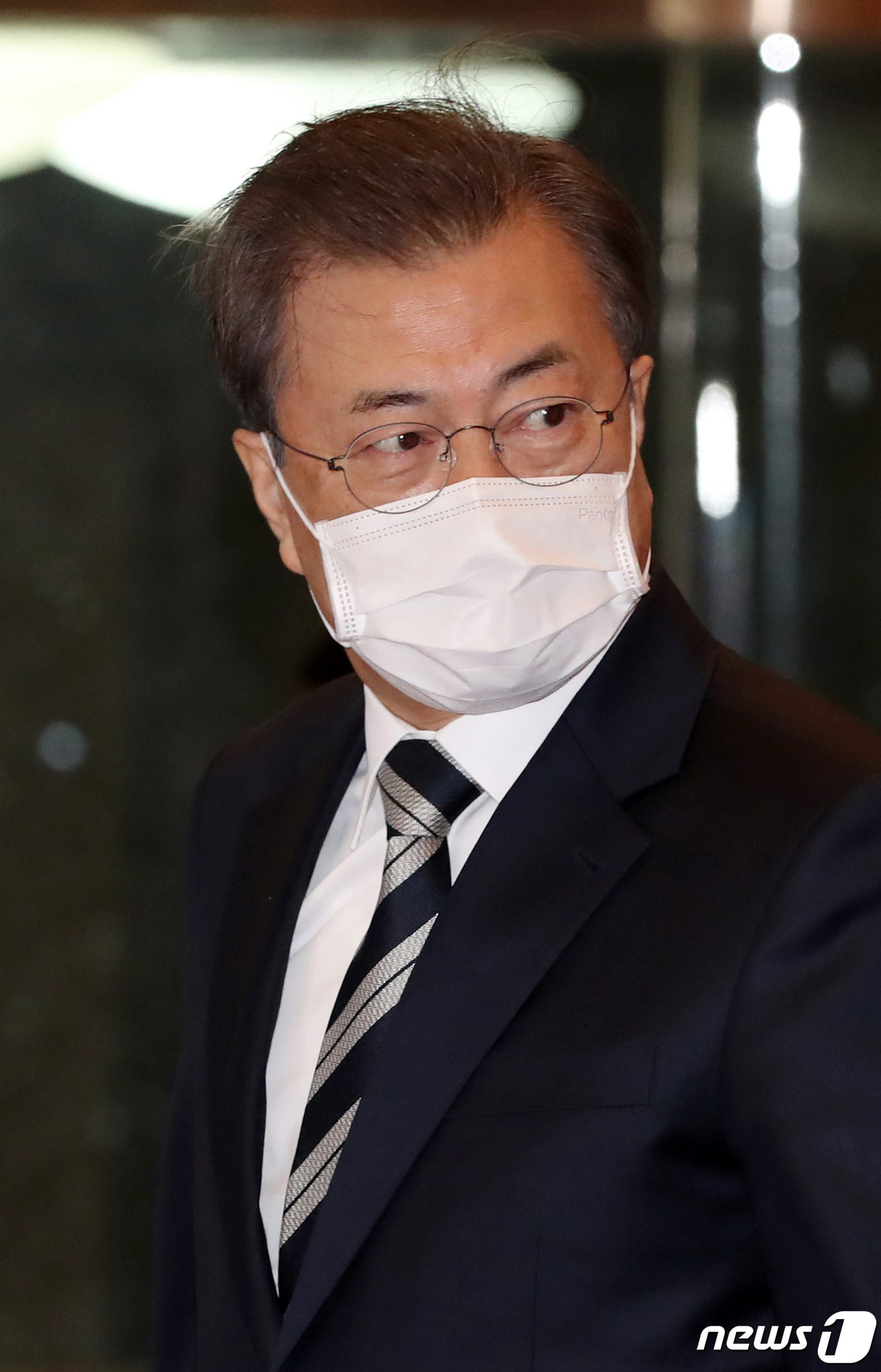 (서울=뉴스1) 임세영 기자 = 문재인 대통령이 여야 4당 대표들과 28일 오후 서울 여의도 국회에서 신종 코로나바이러스 감염증(코로나19) 사태에 따른 초당적 협력 방안을 모색하 …