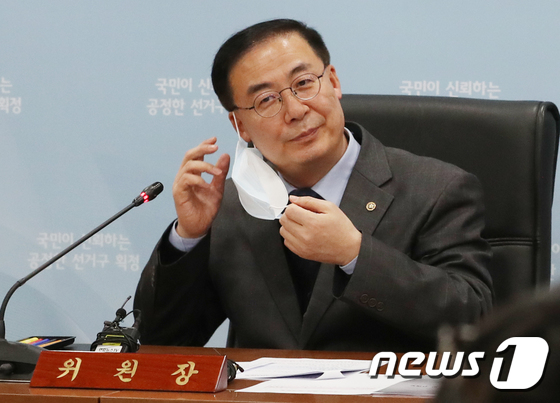 마스크 벗는 김세환 선거구획정위원장