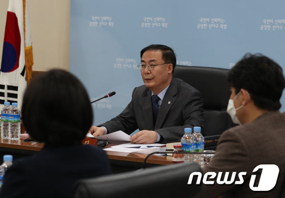 모두 발언하는 김세환 선거구획정위원장