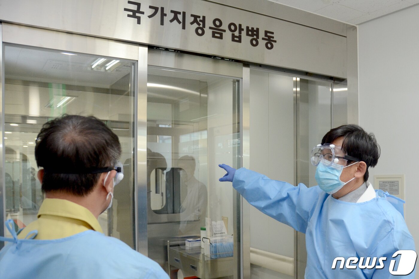 본문 이미지 - 이승준 강원대학교병원장이 3일 오전 원내 국가지정 음압병동 앞에서 이재수 춘천시장에게 신종 코로나 의심환자 발생 시 절차에 대한 설명을 하고 있다. 2020.2.3/뉴스1 ⓒ News1 김경석 기자
