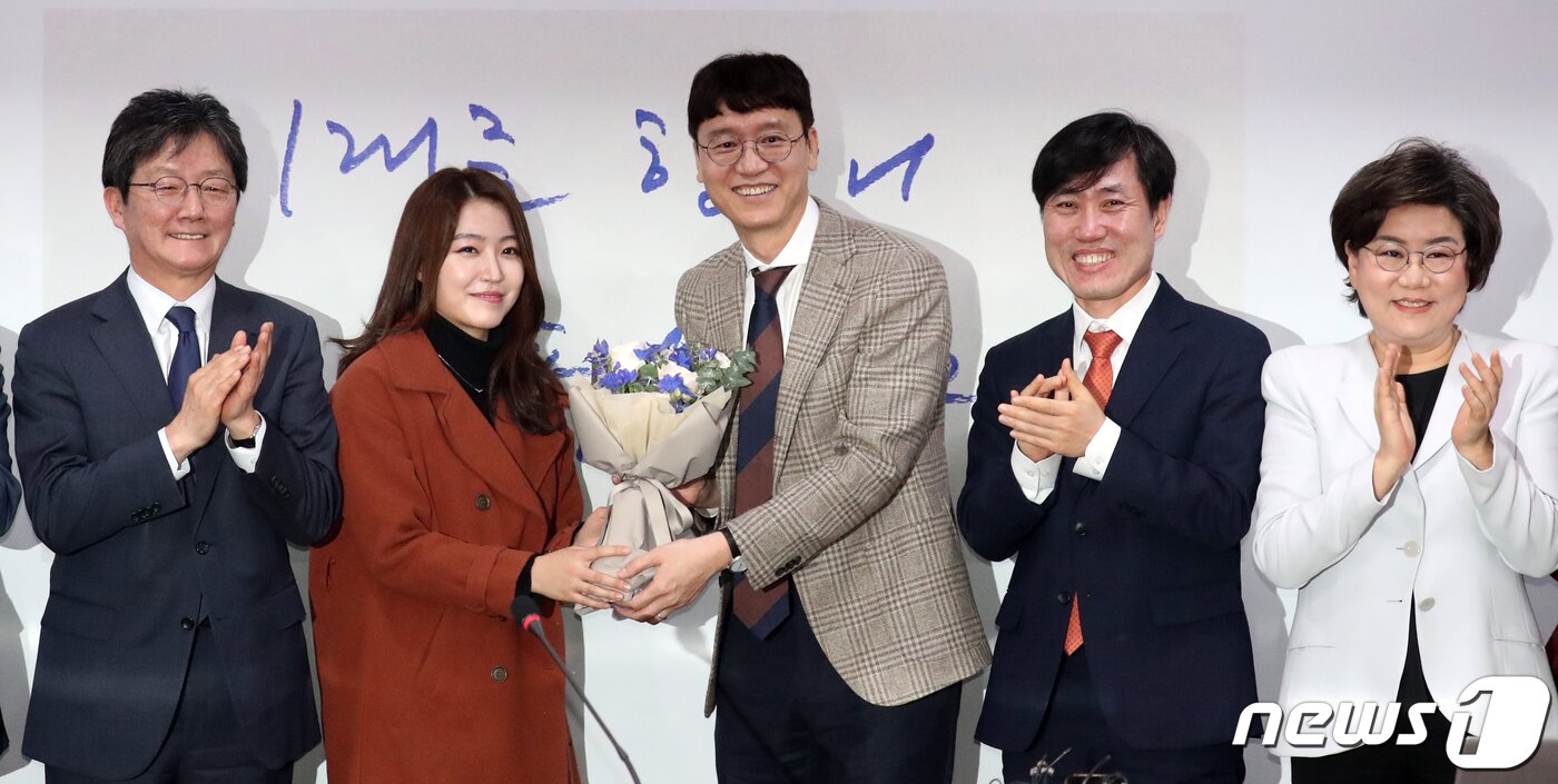 본문 이미지 - 새로운보수당 인재영입 1호인 김웅 전 검사가 4일 서울 여의도 국회 의원회관에서 열린 환영식에서 꽃다발을 받고 있다. 2020.2.4/뉴스1 ⓒ News1 김명섭 기자