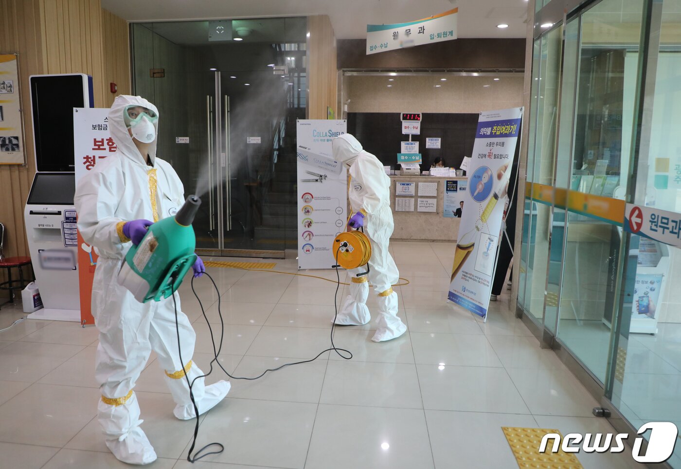 본문 이미지 - 광주에서 16번째 신종 코로나바이러스(코로나19) 확진환자가 발생한 가운데 지난 4일 오전 관할 보건소에서 환자 A씨(42·여)가 다녀간 광주 광산구 한 병원 방역을 진행하고 있다./뉴스1 ⓒ News1 허단비 기자