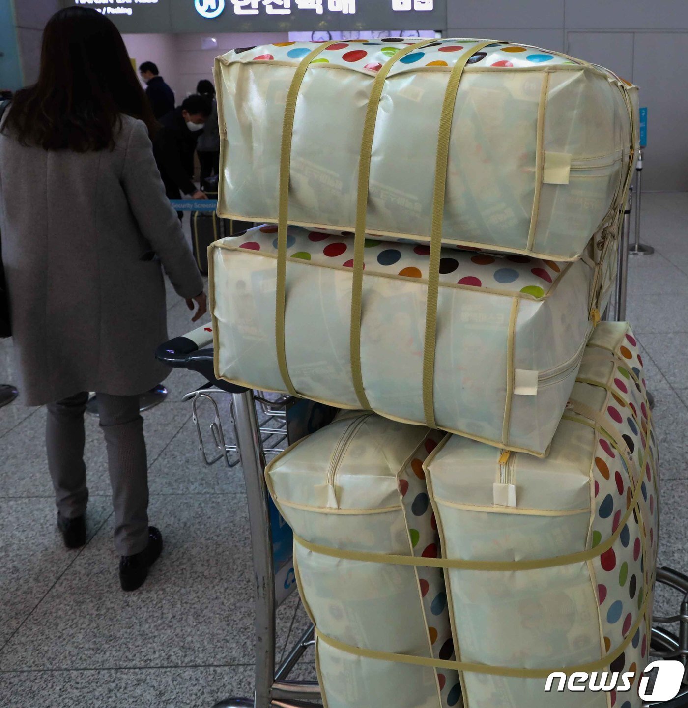 본문 이미지 - 신종 코로나바이러스 감염증 16번째 확진 환자가 추가로 발생한 지난 4일 인천국제공항 제1터미널 출국장에서 중국인 관광객이 대량으로 구매한 마스크가 가방에 가득 담겨 있다. 2020.2.4/뉴스1 ⓒ News1 허경 기자