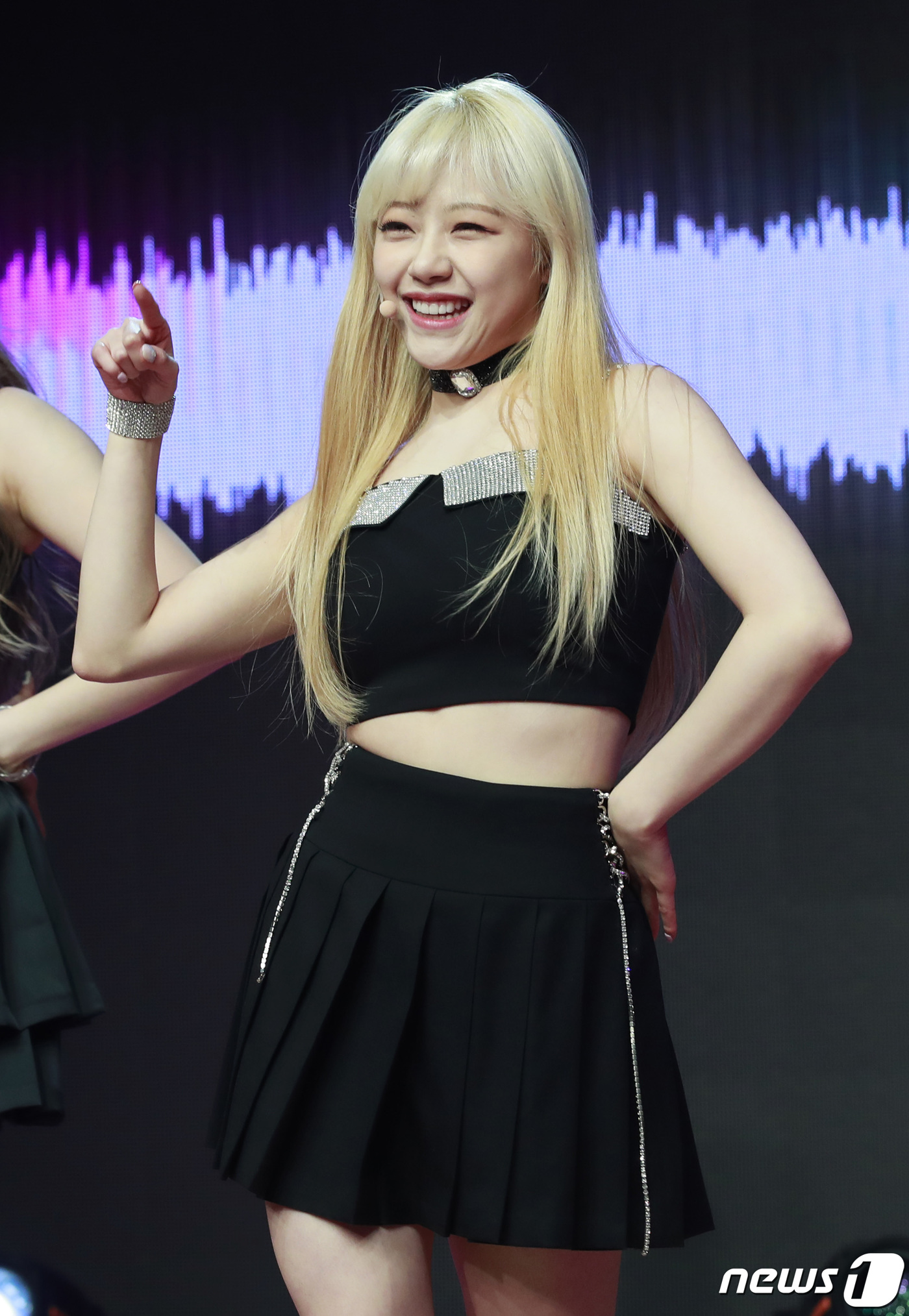 (서울=뉴스1) 권현진 기자 = 걸그룹 시그니처(signature) 지원이 4일 오후 서울 청담동 일지아트홀에서 열린 데뷔 리드 싱글 A ‘눈누난나(NUN NU NAN NA)’ 발 …