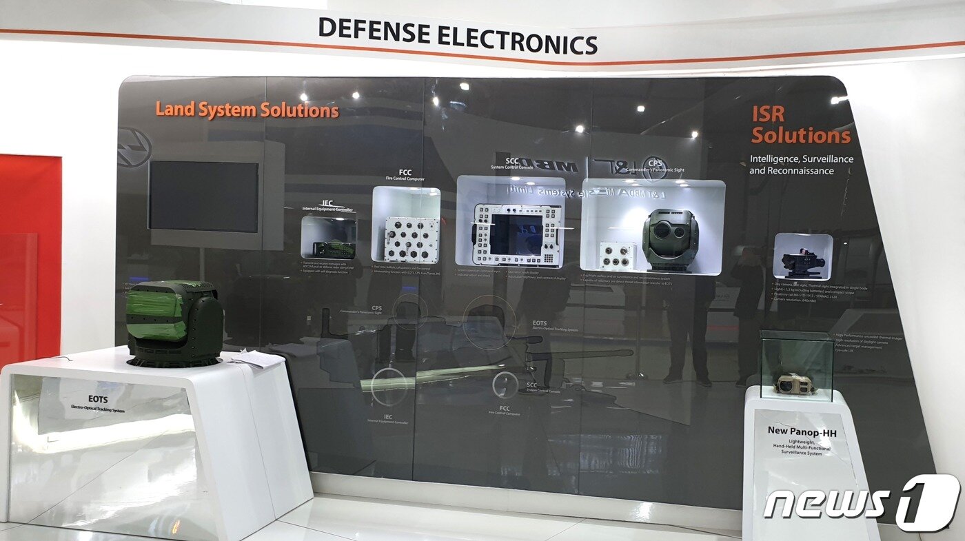 본문 이미지 - 휴대용 다기능관측경(Panop-HH), 전자광학추적장비(Electro-Optical Tracking System), 개인화기조준경(Thermal Weapon System) 등 첨단 감시정찰 장비(한화 제공)ⓒ 뉴스1