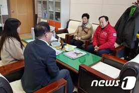 본문 이미지 - 지난 2월3일 강원 양구보건소에서 한기호 한국당 국회의원 예비후보(홍천·철원·화천·양구·인제)가 신종 코로나 대비 상황을 점검하고 관계자를 격려하고 있다. (한기호 선거사무실 제공) ⓒ News1