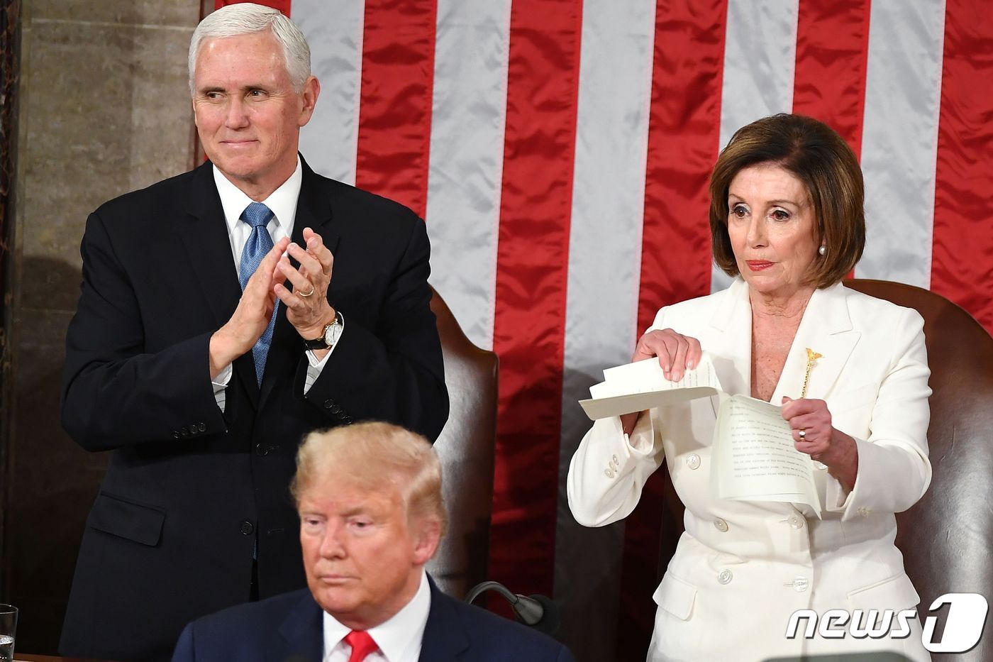 본문 이미지 - 낸시 펠로시 미국 하원의장이 4일&#40;현지시간&#41; 워싱턴 의사당에서 도널드 트럼프 대통령의 국정연설이 끝난 후 마이크 펜스 부통령이 박수를 치는 동안 연설 원고를 찢고 있다. 2020.02.04 ⓒ AFP=뉴스1 ⓒ News1 우동명 기자