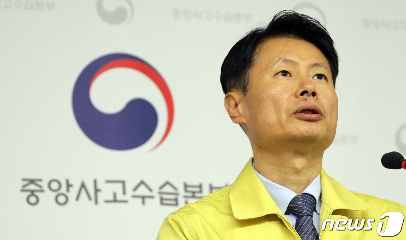 본문 이미지 - 김강립 보건복지부 차관이 6일 정부세종청사 보건복지부 브리핑실에서 신종 코로나바이러스감염증 중앙사고수습본부 정례 브리핑을 하고 있다.  2020.2.6/뉴스1 ⓒ News1 장수영 기자