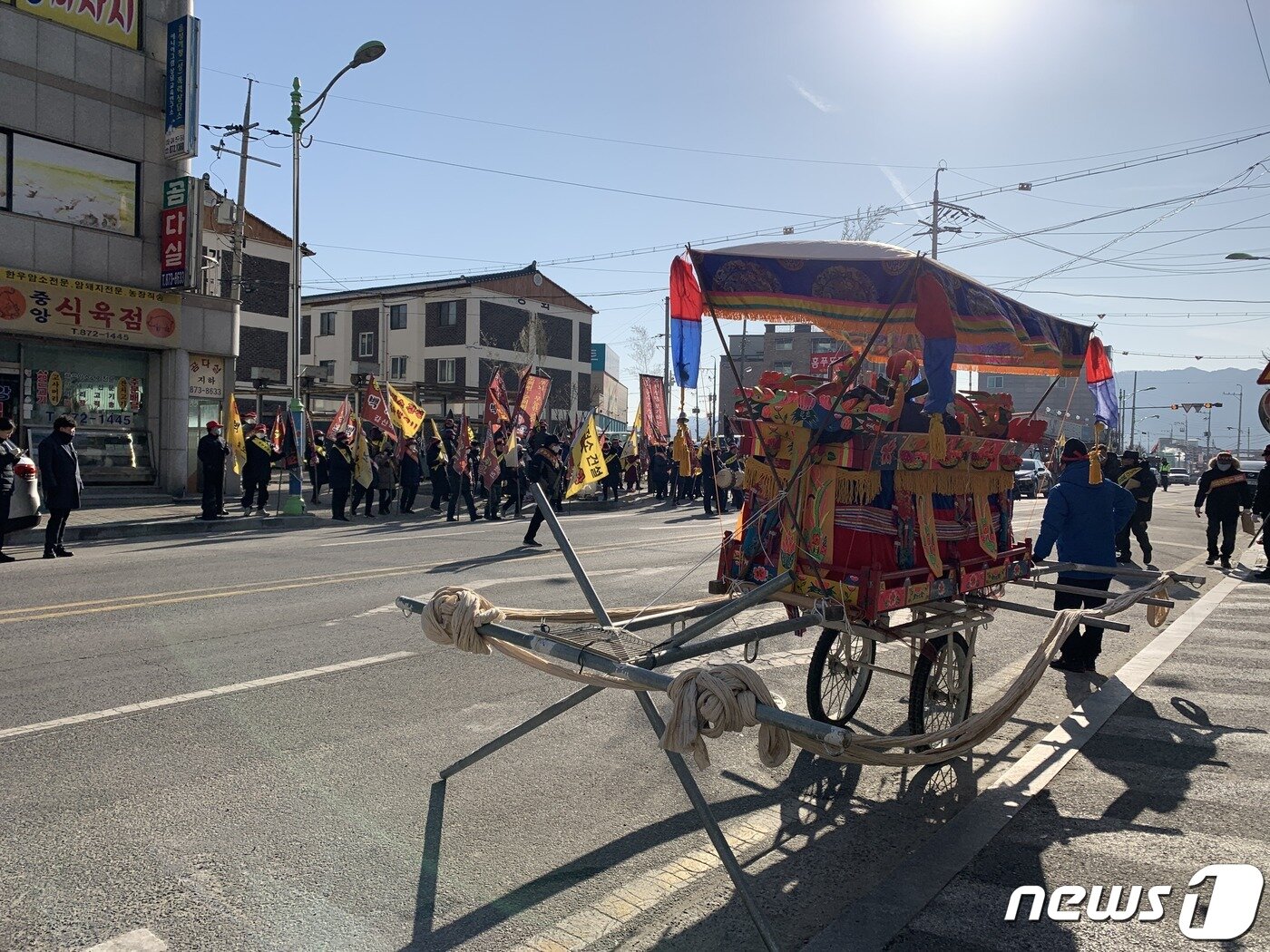 본문 이미지 - 2020년 2월6일 충북 음성군 복합발전소 건립에 반대하는 주민들이 한국동서발전 음성사무소 앞에 상여를 가져다 놓고 집회를 하는 모습. 2020.2.6/ⓒ 뉴스1