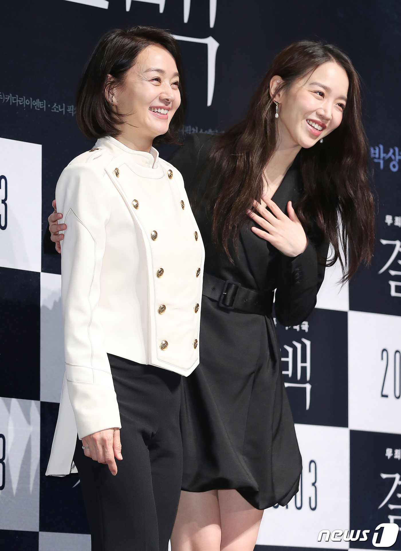 (서울=뉴스1) 김진환 기자 = 배우 배종옥과 신혜선(오른쪽)이 6일 오전 서울 서울 강남구 CGV압구정에서 열린 영화 ‘결백’ 제작보고회에 참석해 포즈를 취하고 있다.영화 ‘결백 …