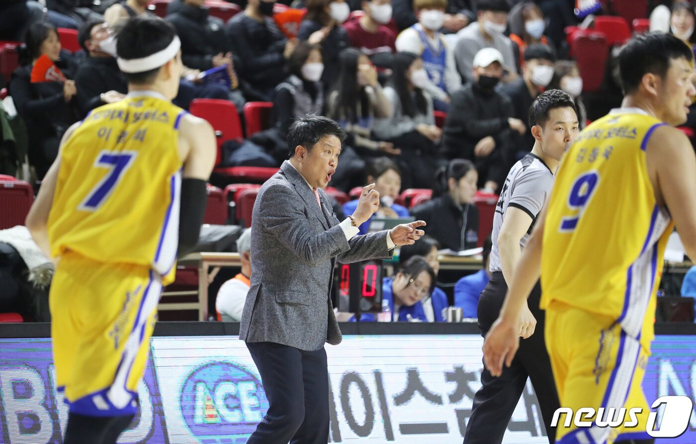 본문 이미지 - 6일 오후 인천 부평구 삼산월드체육관에서 열린 '2019-2020 현대모비스 프로농구' 인천 전자랜드와 서울 삼성의 경기에서 유도훈 전자랜드 감독이 작전을 지시하고 있다. 유 감독의 뒤로 에이스침대 A보드 광고가 보인다. 2020.2.6/뉴스1 ⓒ News1 이재명 기자