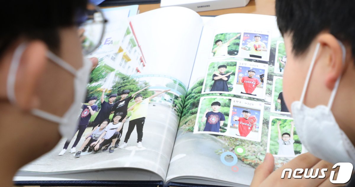 전북 전주시 전주동신초등학교에서 졸업생들이 졸업앨범을 보고 있다. 2020.2.7/뉴스1 © News1 유경석 기자