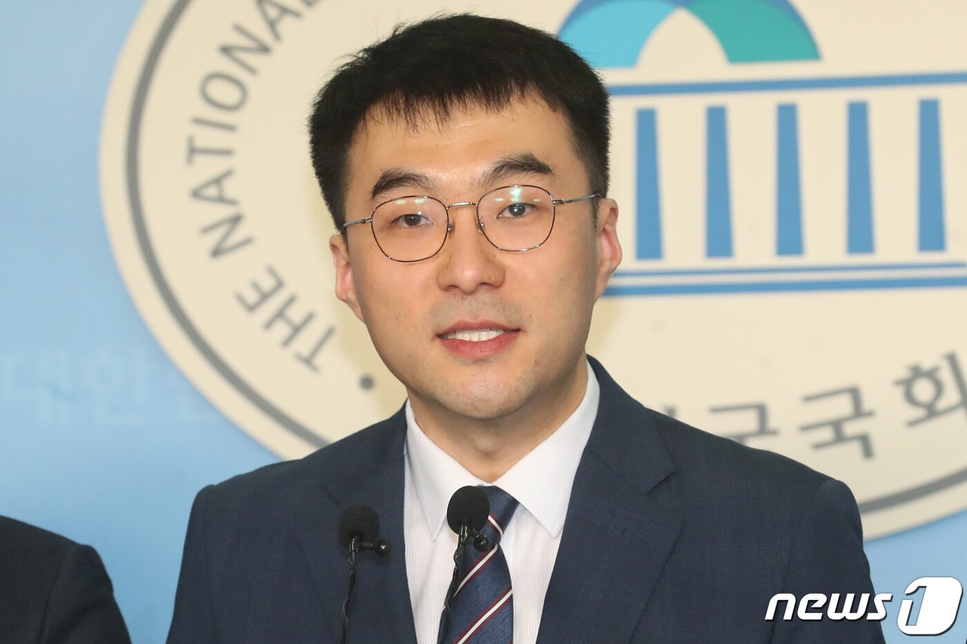 본문 이미지 - 김남국 변호사가 지난 2월7일 오전 서울 여의도 국회 정론관에서 더불어민주당 입당 기자회견을 갖고 소감을 밝히고 있다. 이날 입당식을 갖은 김 변호사는 조국 전 법무부 장관 지지자들이 이른바 '조국 사태' 당시 검찰·언론의 모습을 기록하겠다며 추진 중인 '조국 백서'의 필자로 참여하고 있다. 2020.2.7/뉴스1 ⓒ News1 임세영 기자