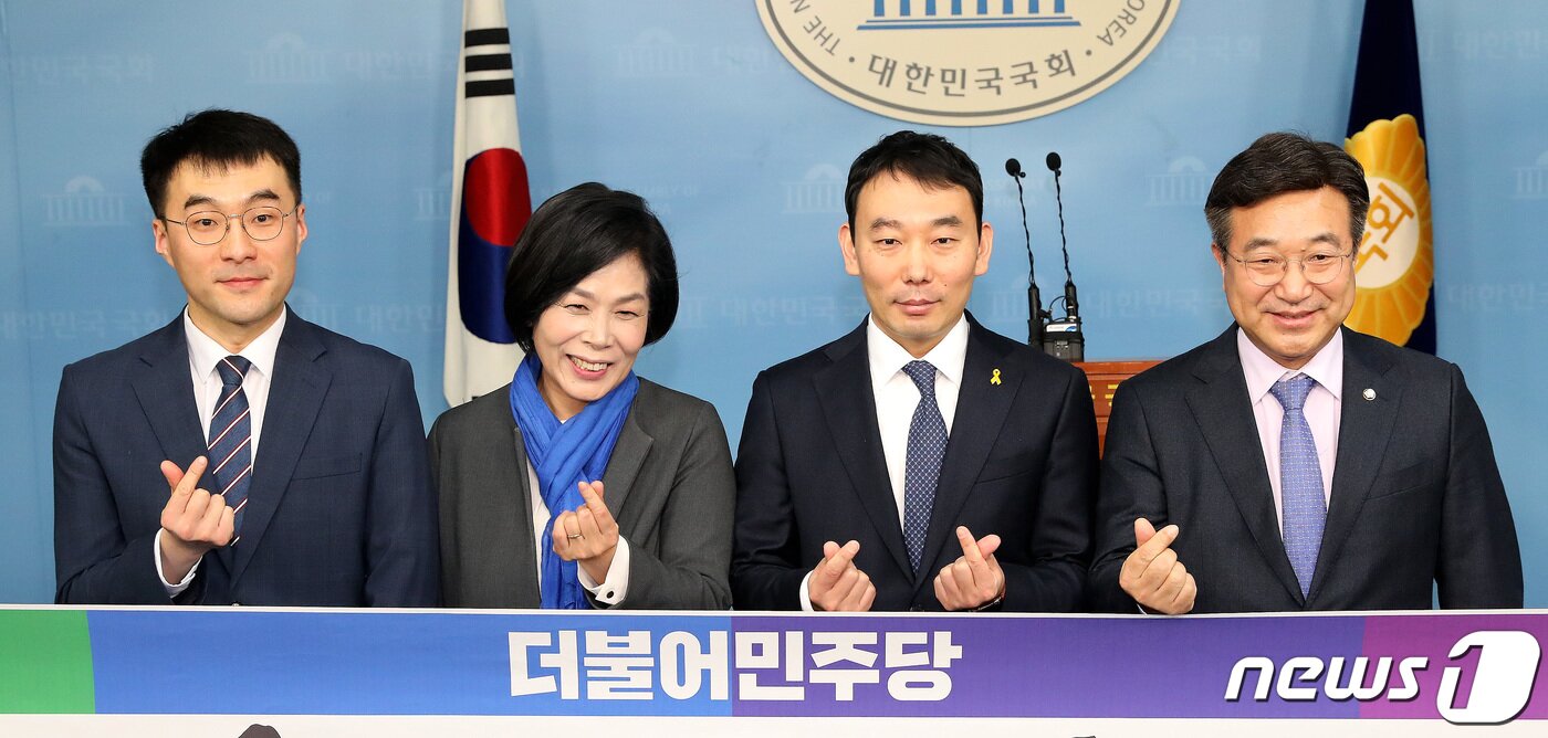 본문 이미지 - 김용민, 김남국 변호사가 7일 오전 서울 여의도 국회 정론관에서 더불어민주당 입당 기자회견을 마치고 기념촬영을 하고 있다. 왼쪽부터 김남국 변호사, 최민희 전 의원, 김용민 변호사, 윤호중 사무총장. 2020.2.7 ⓒ News1 임세영 기자