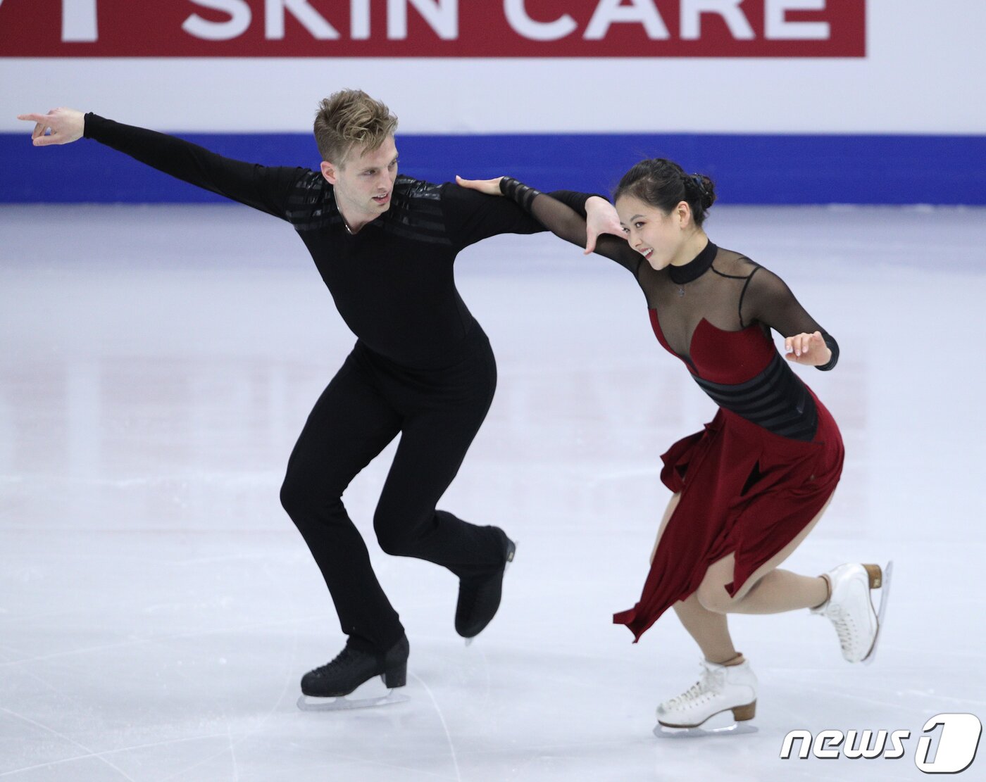 본문 이미지 - 민유라·다니엘 이튼 조가 7일 서울 목동 아이스링크에서 열린 2020국제빙상경기연맹(ISU) 4대륙 피겨선수권대회에서 아이스댄스 프리 댄스를 선보이고 있다. 2020.2.7/뉴스1 ⓒ News1 신웅수 기자