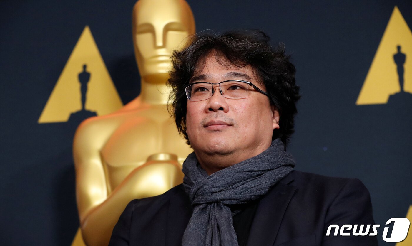 본문 이미지 - 봉준호 감독이 6일(현지시간) 미국 캘리포니아 베버리힐즈에서 열린 영화예술과학아카데미(AMPAS) 리셉션에 참석했다. '기생충'은 이번 제92회 아카데미 시상식에 작품상, 감독상, 국제극영화상 등 6개 부문 후보작에 올랐다. ⓒ 로이터=뉴스1 ⓒ News1 정윤미 기자