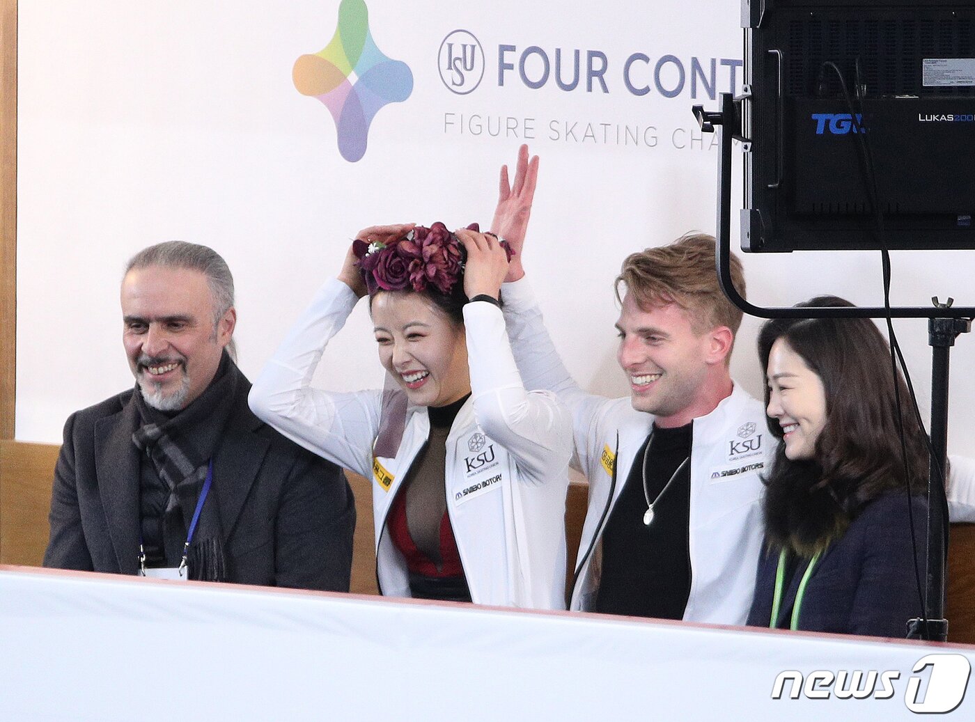 본문 이미지 - 민유라·다니엘 이튼 조가 7일 서울 목동 아이스링크에서 열린 2020국제빙상경기연맹(ISU) 4대륙 피겨선수권대회에서 아이스댄스 프리 댄스를 선보인 후 점수를 확인하고 있다. 2020.2.7/뉴스1 ⓒ News1 신웅수 기자