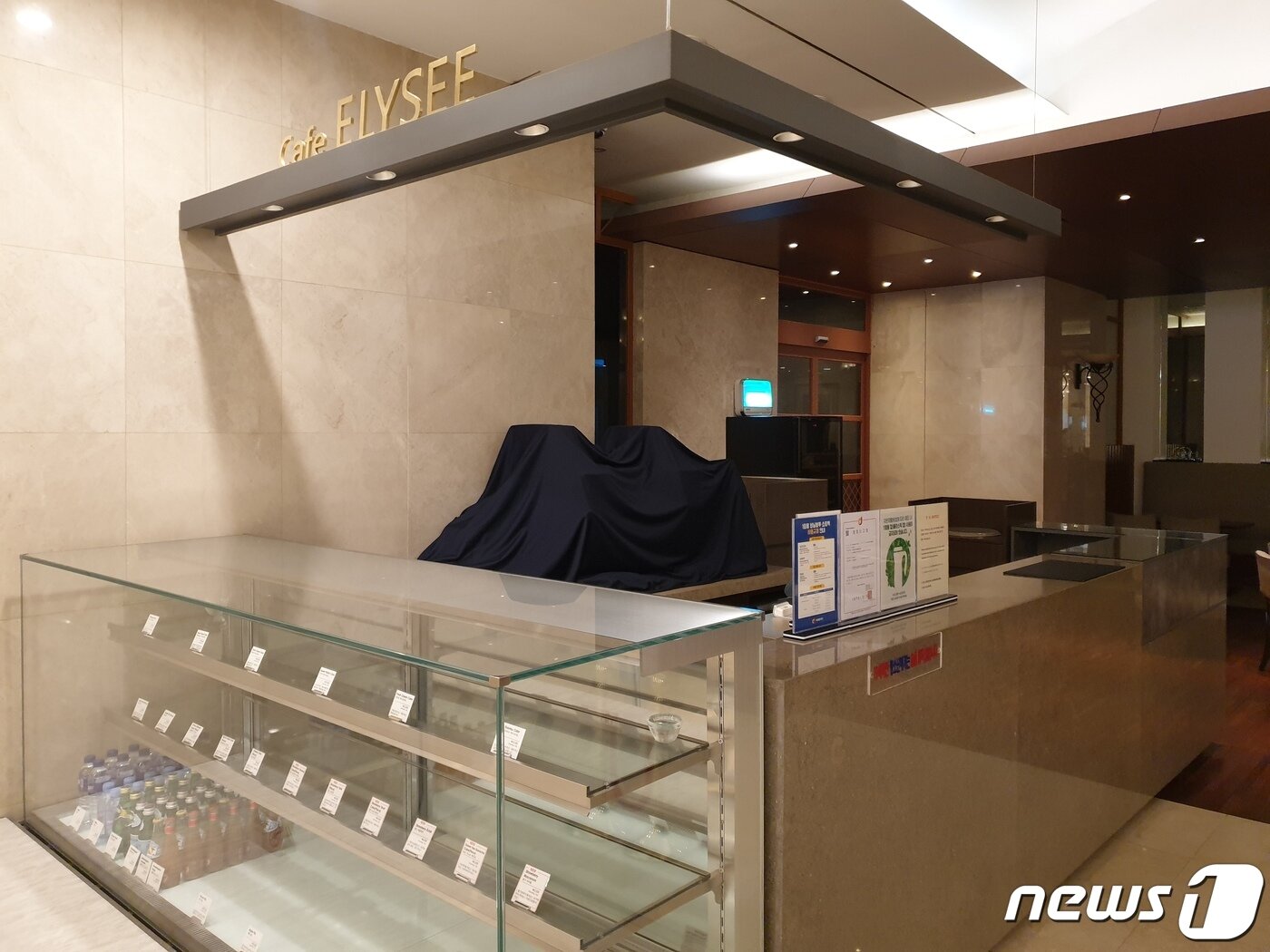 본문 이미지 - 중국 후베이성 우한에서 입국했다가 뒤늦게 연락이 닿은 23번째 확진자가 다녀간 것으로 파악된 서울 중구 프레지던트 호텔 1층 카페가 문을 닫은 상태다. 이 호텔은 303개 객실 가운데 90여개를 제외한 나머지 객실을 사실상 폐쇄하고, 연회장과 카페 등의 운영도 16일까지 중단했다. 2020.2.7/뉴스1 ⓒ News1 황덕현 기자