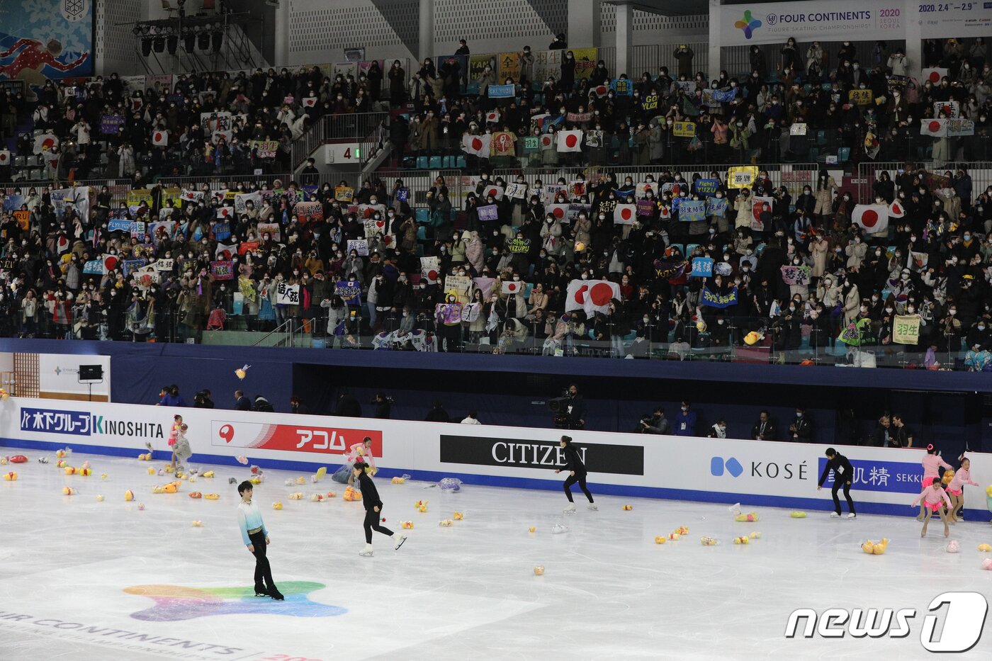 본문 이미지 - 하뉴 유즈루(일본)가 7일 서울 목동 아이스링크에서 열린 2020국제빙상경기연맹(ISU) 4대륙 피겨선수권대회에서 남자 싱글 쇼트 프로그램을 선보인 후 인사를 하고 있다. 2020.2.7/뉴스1 ⓒ News1 신웅수 기자